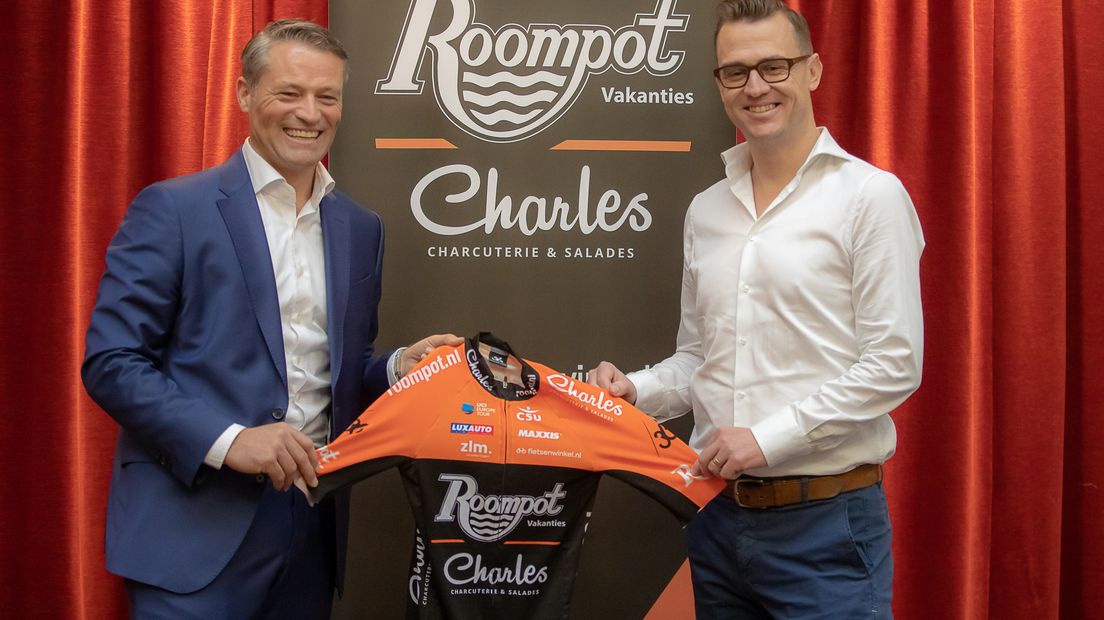 Michael Zijlaard (links) en Nick Nuyens tonen het nieuwe shirt van Roompot Charles