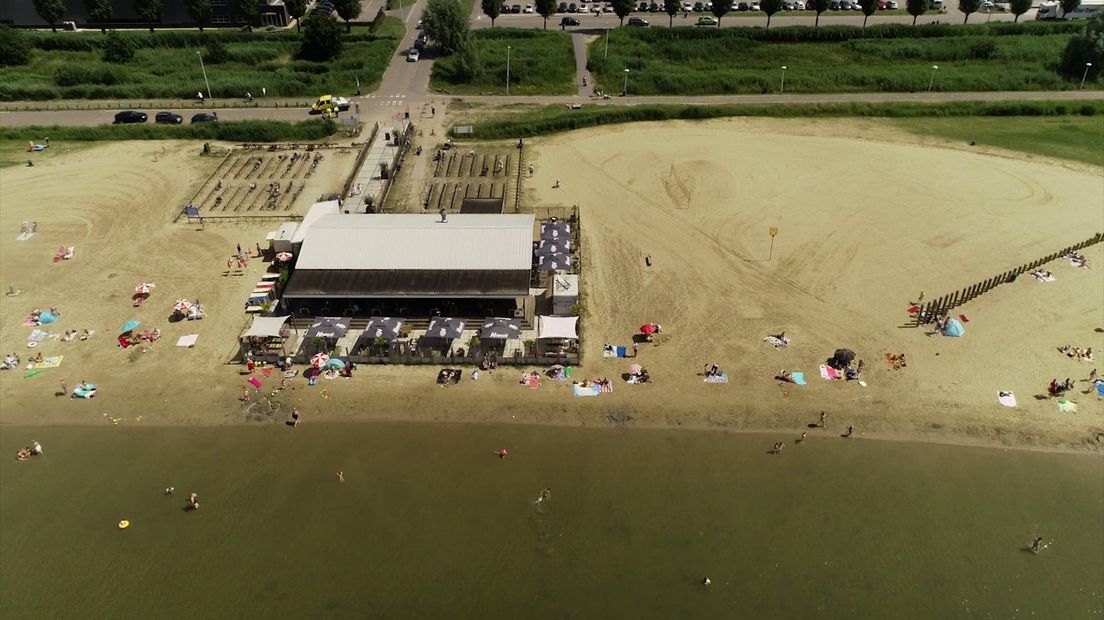 Het strand bij de Haarrijnse Plas vanuit de lucht.