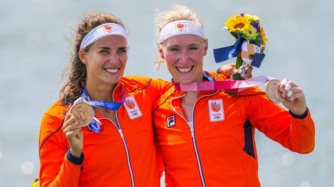 Roos de Jong en Lisa Scheenaard met hun bronzen medailles