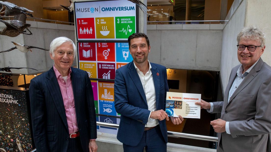 Overhandiging publicatie door directie aan wethouder Robert van Asten