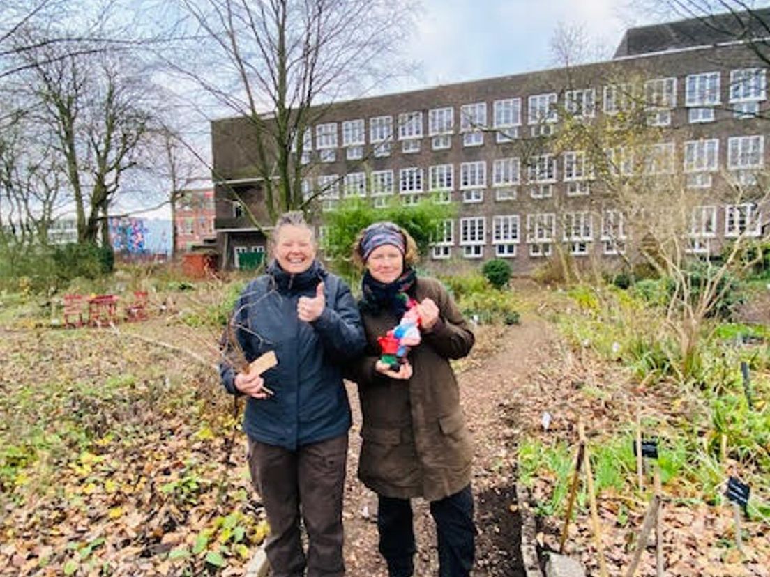 Melitta van Bracht en Astrid Priester in de Botanische Tuin Afrikaanderwijk