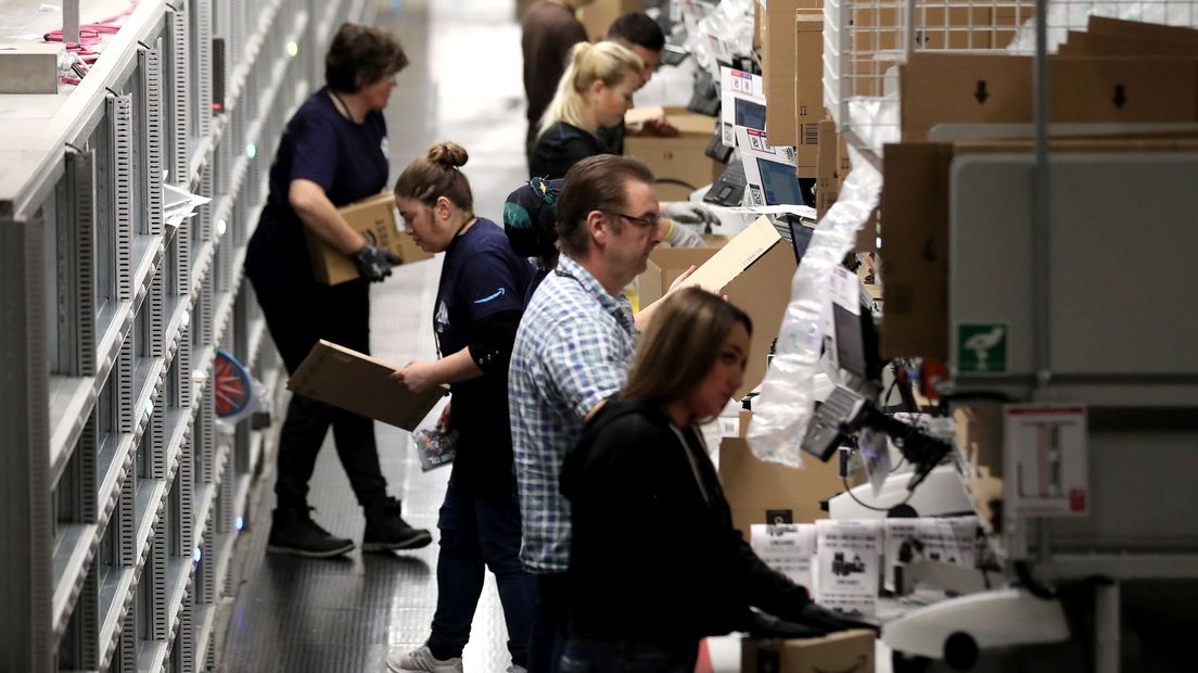 Werknemers in het distributiecentrum van Amazon in het Duitse Münchengladbach