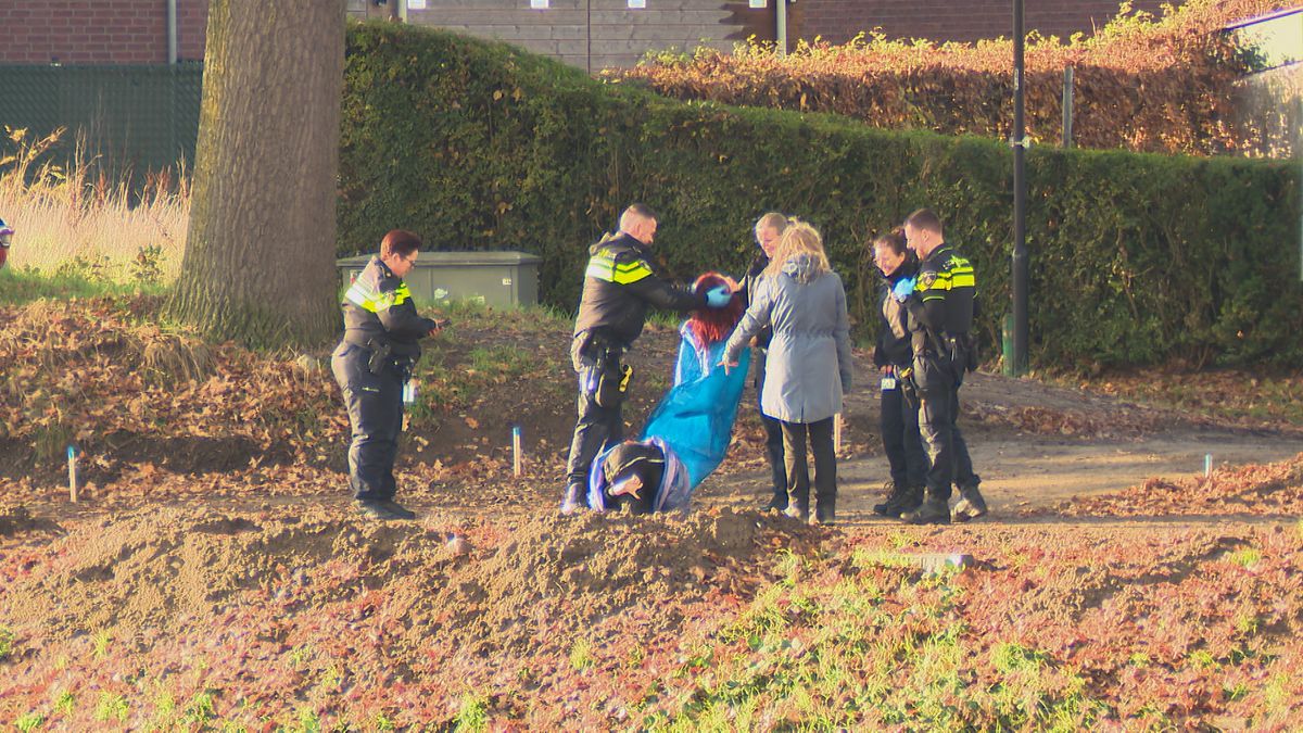 Politie onderzoekt 'verdachte' situatie, maar vindt pop met rode haren bij Julianakanaal Urmond