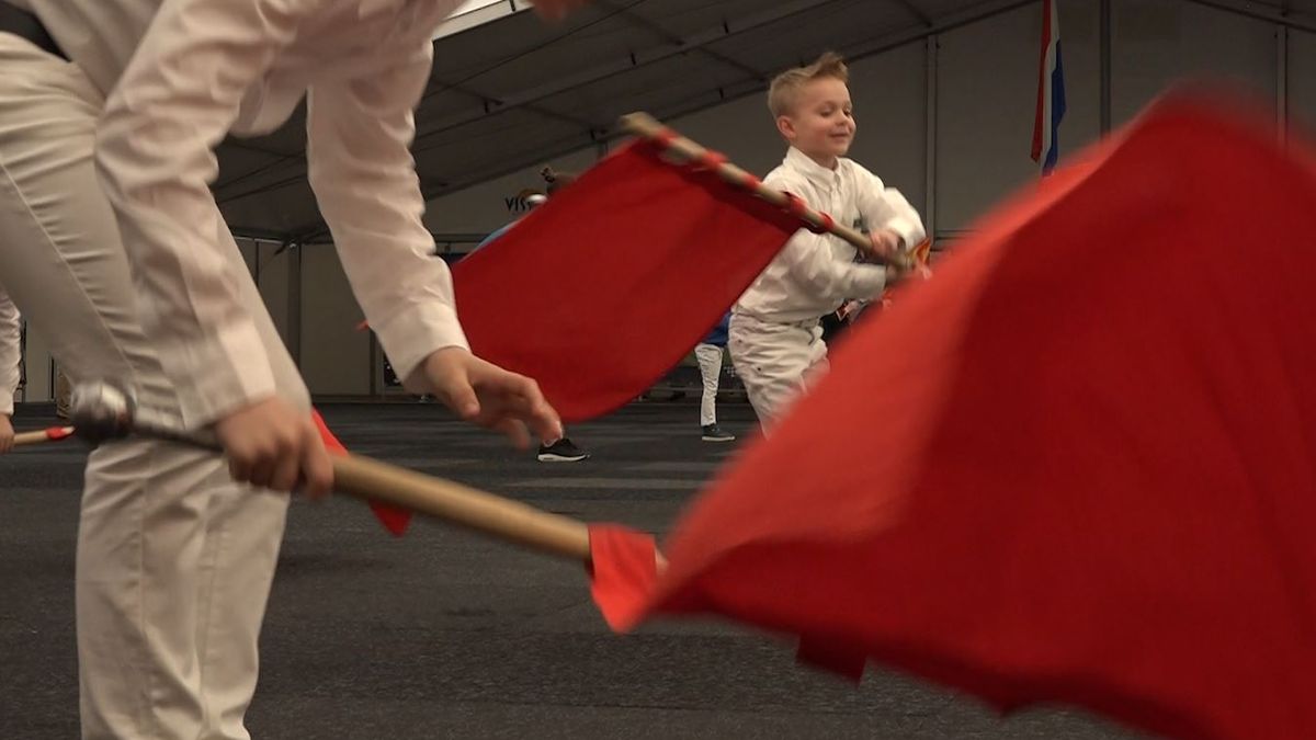 Schutterij Giesbeek viert verjaardag met kampioenschap vendelzwaaien