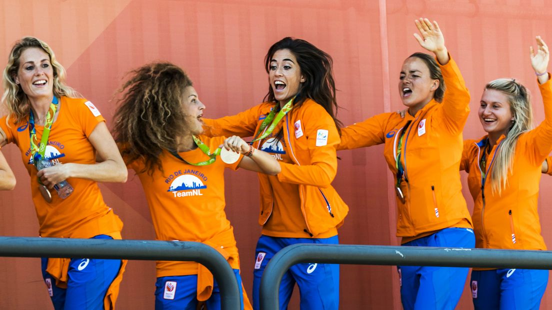 Huldiging van de hockeysters, met Naomi van As in het midden, bij de RAI.