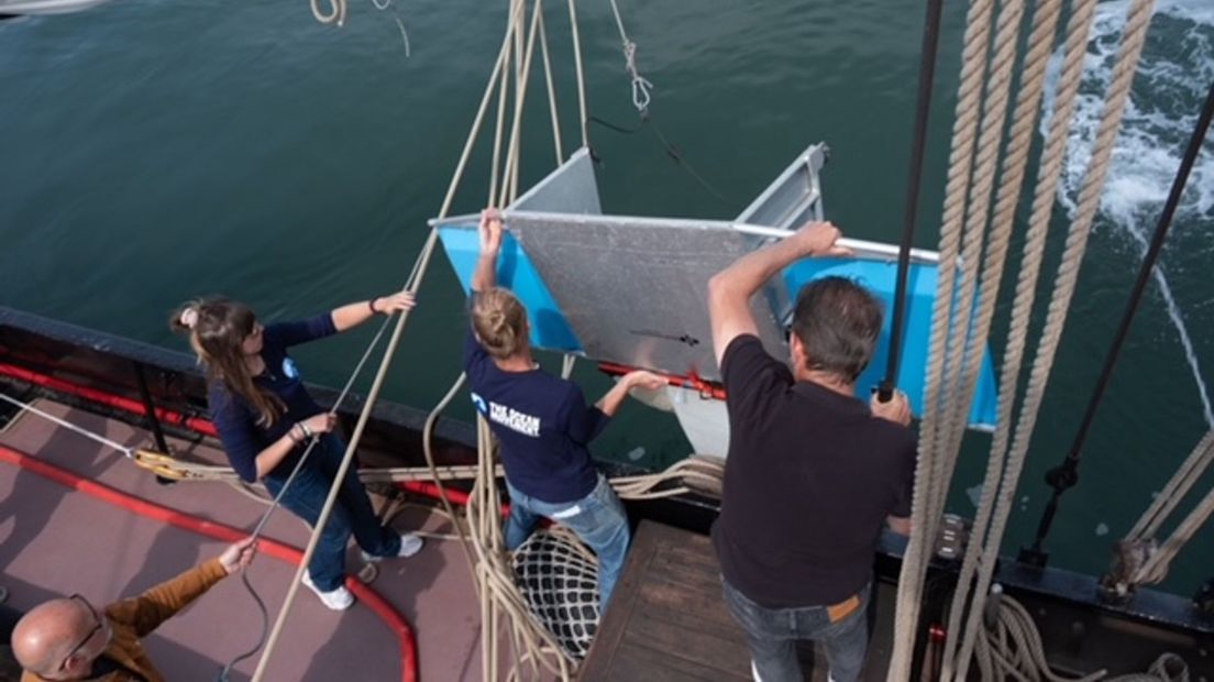 Vrijwilligers halen de "Mantatrawl" binnen boord