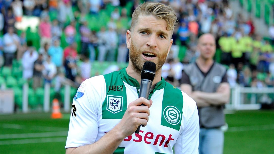 Michael de Leeuw spreekt de fans van FC Groningen toe tijdens zijn afscheid op 8 mei 2016