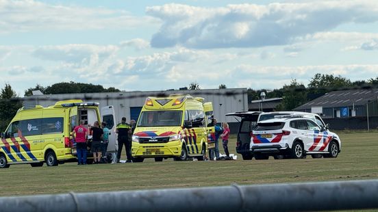 Twee parachutisten gewond bij ongeluk vliegveld Hoogeveen. Twee parachutisten gewond bij ongeluk vliegveld Hoogeveen.