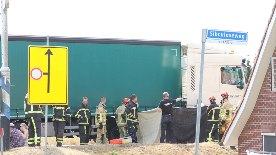 N341 bij Westerhaar afgesloten na ongeluk tussen vrachtwagen en fietser