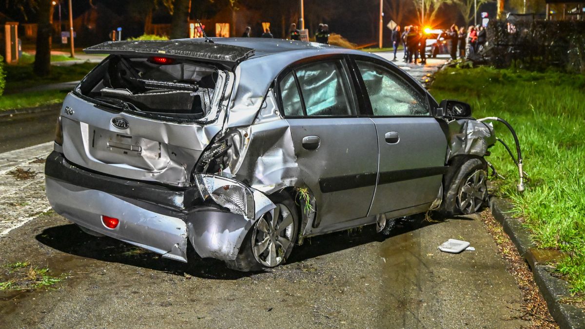 Bestuurder vlucht en komt terug na eenzijdig ongeluk in Sexbierum
