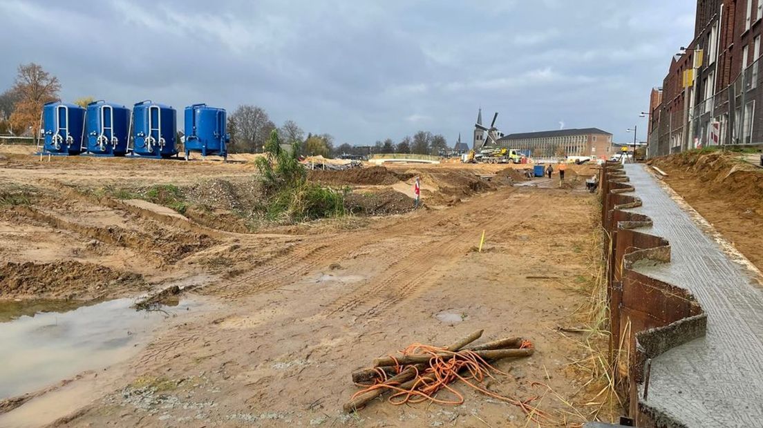 De waterfilters staan zichtbaar op het onbebouwde Isodoks terrein