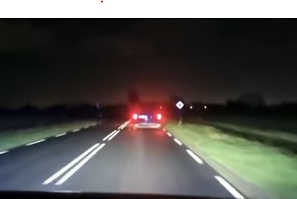 Bestuurder vlucht met 180 kilometer per uur en rijdt dwars door verkeersbord, politie filmt achtervolging