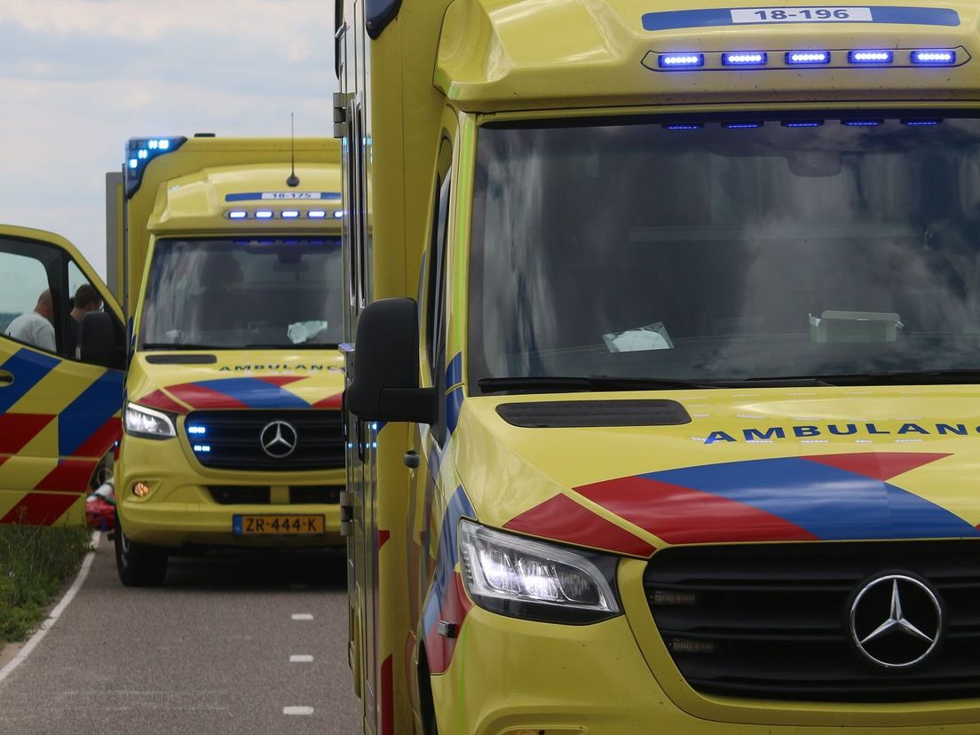 Ambulances ter plaatse bij het ongeluk op de Rivierdijk