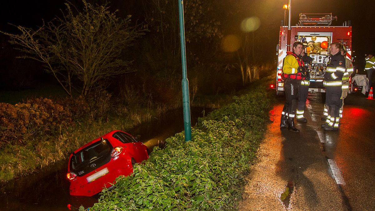 Auto te water in Baambrugge