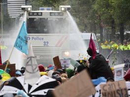 Demonstranten boos om inzet Belgisch waterkanon met harde straal: 'Met blauwe plekken in de bus'