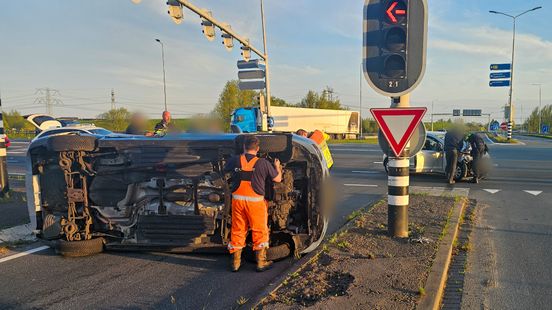Auto op zijn kant na botsing | Ladderzatte chauffeuse parkeert op vluchtstrook. Auto op zijn kant na botsing | Ladderzatte chauffeuse parkeert op vluchtstrook.