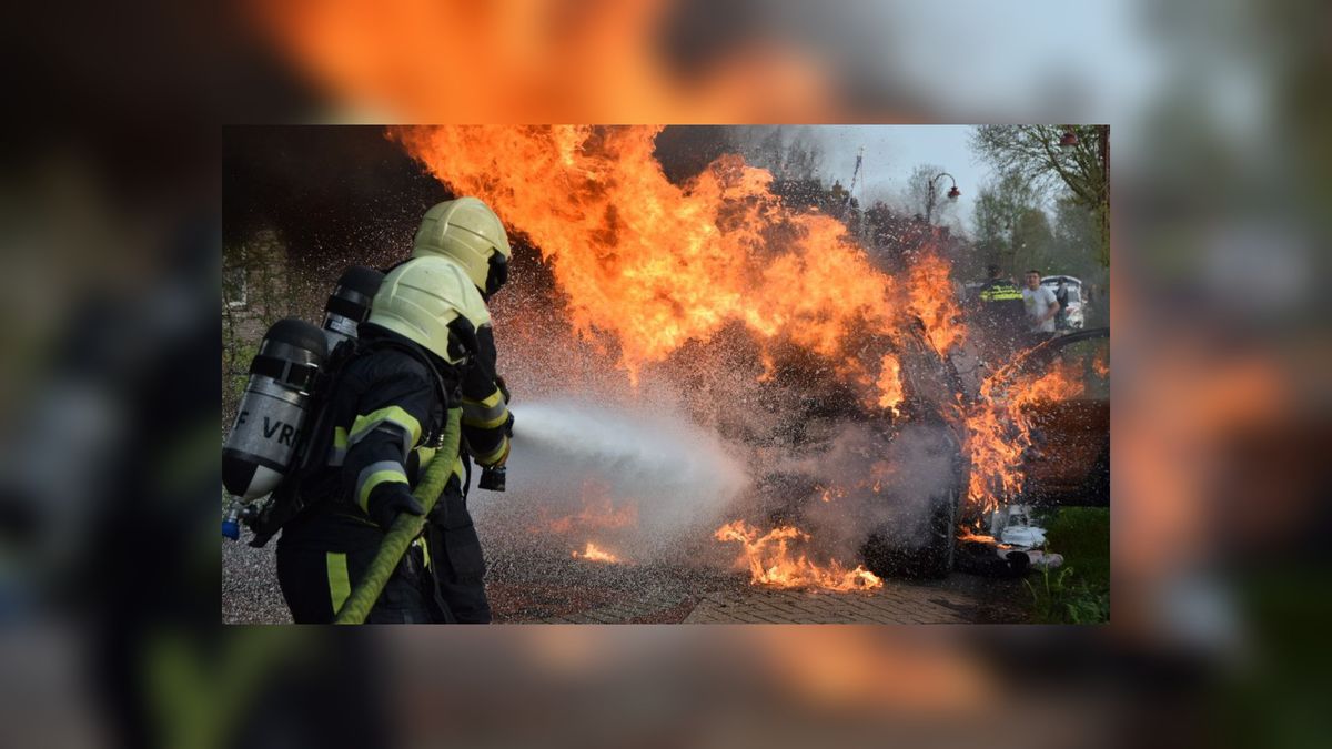 Auto vliegt al rijdend in de brand bij De Tike