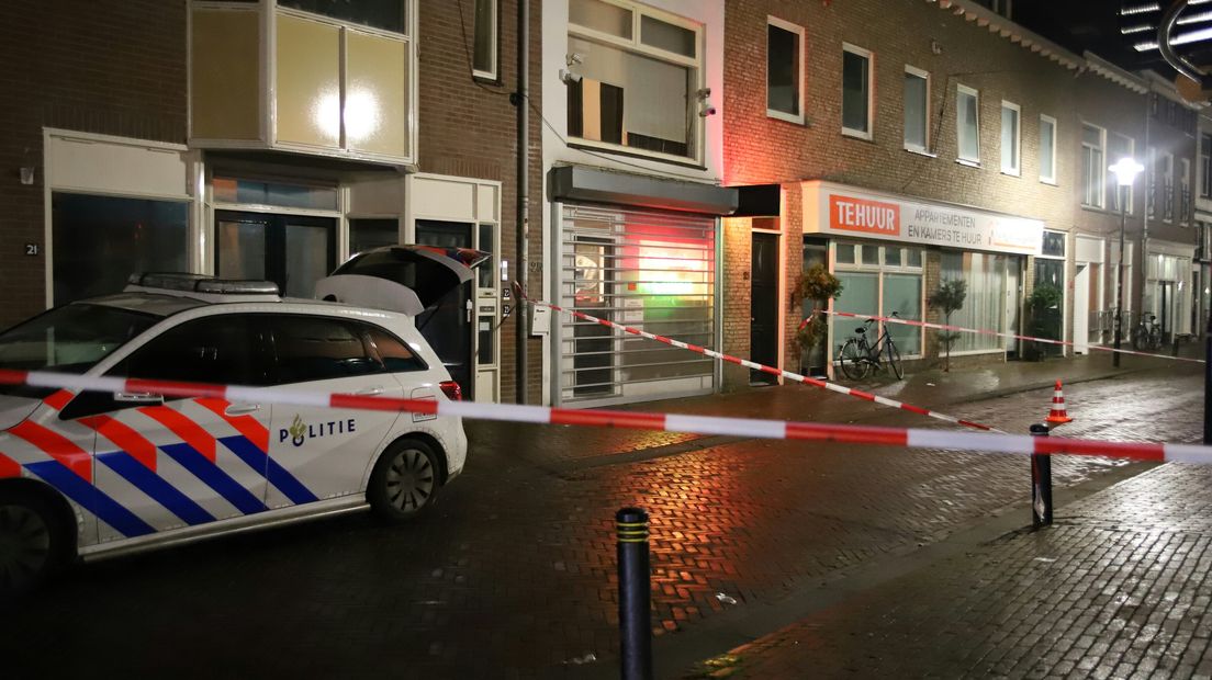 Een coffeeshop aan de Tolhuisstraat in Tiel is vrijdagochtend onder vuur genomen. Volgens getuigen zou er geschoten zijn door een man op een fiets.