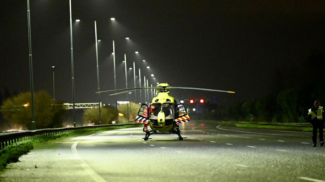 De helikopter is midden op de snelweg geland.