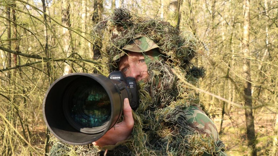 Linda in actie als natuurfotograaf.