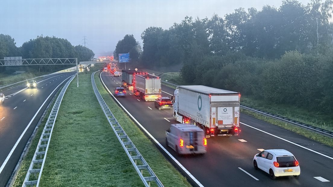 Door het ongeluk staat er een file op de A28