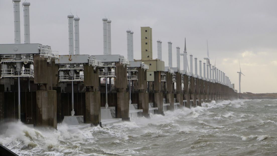 Schuiven Oosterscheldekering dicht wegens hoog water