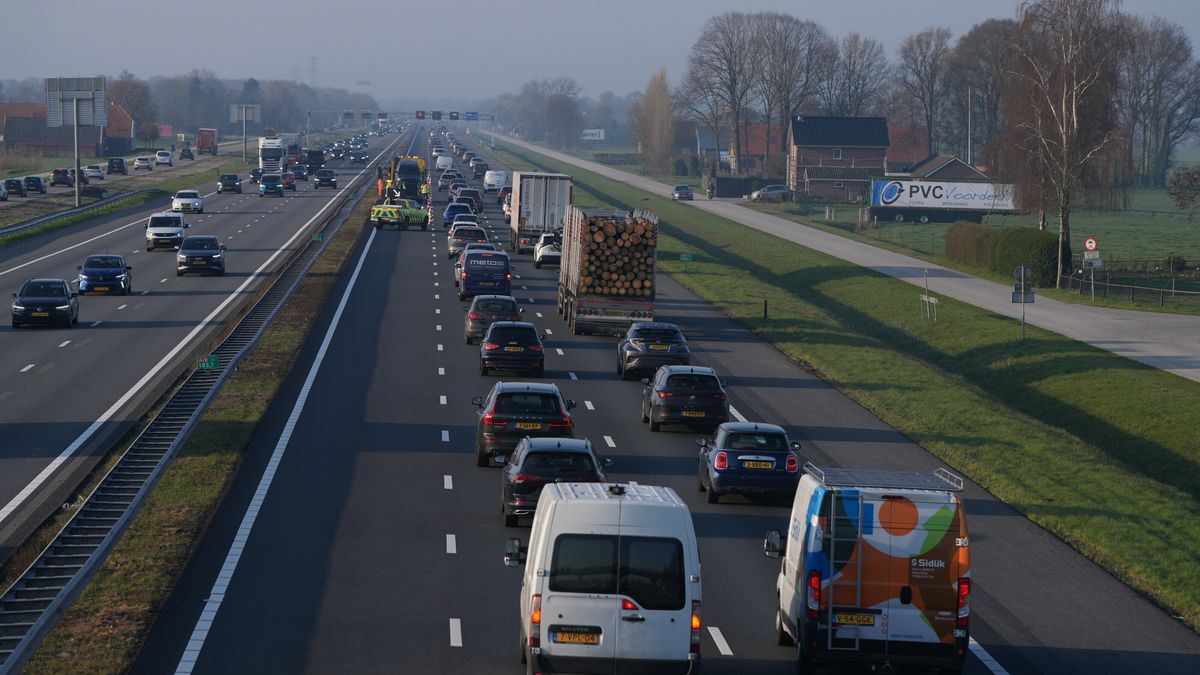 Auto's en busje botsen op A28 bij knooppunt Lankhorst
