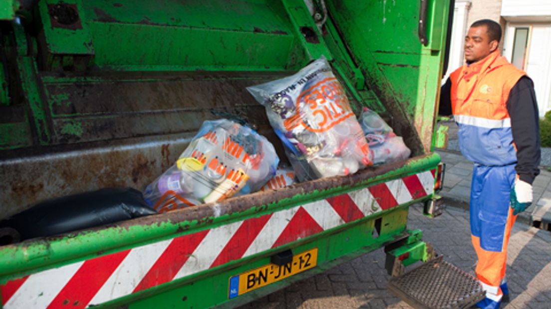 plastic-afval-inzamelen-vuilniswagen