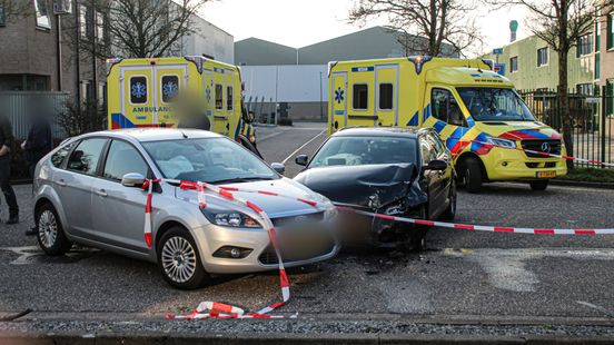 Twee gewonden na aanrijding met flinke schade