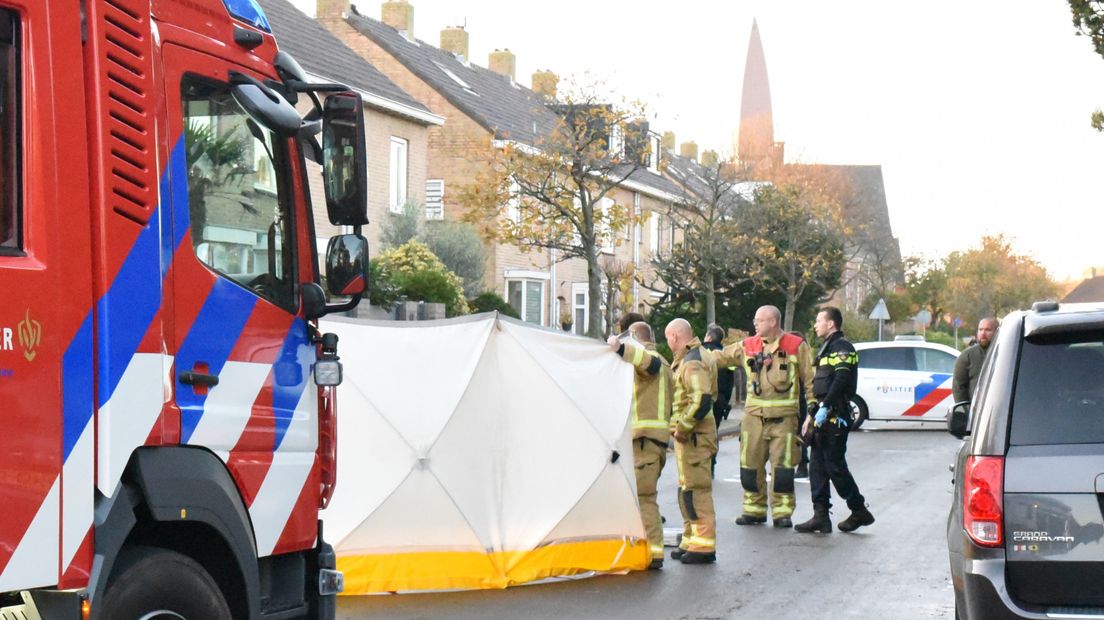 Hulpdiensten ontfermen zich over het slachtoffer
