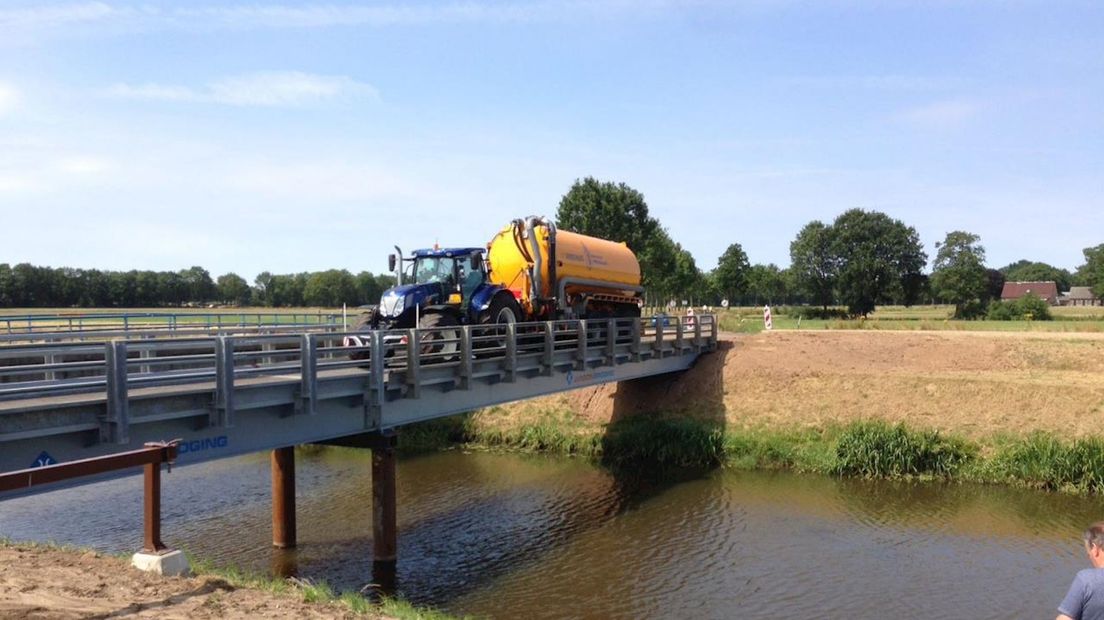 Boer Reinders uit Holtheme hoeft niet meer om te rijden: de brug is weer open