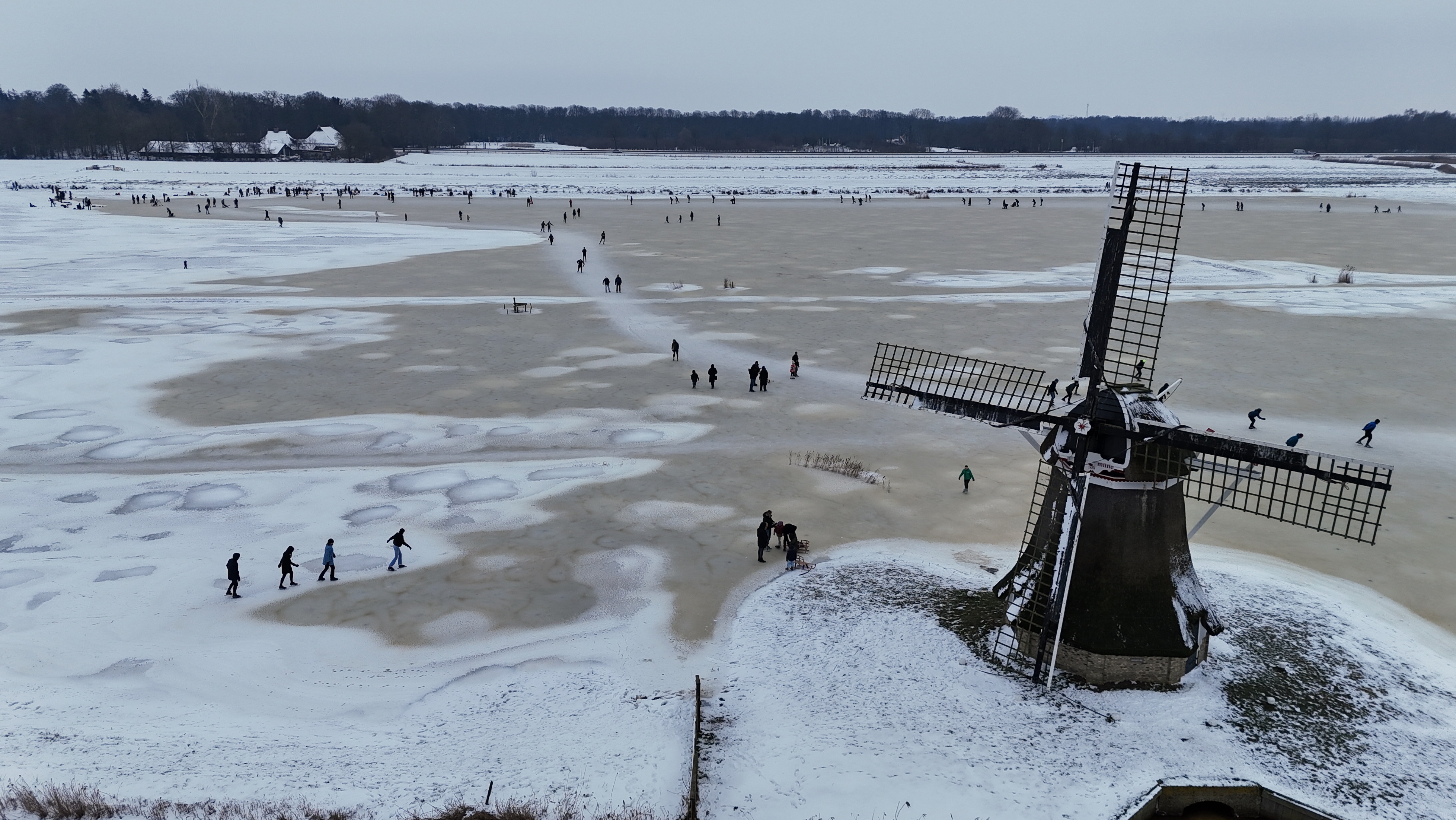 In kâld en snieïch jannewaris soarge foar winterwille en ûngelokken