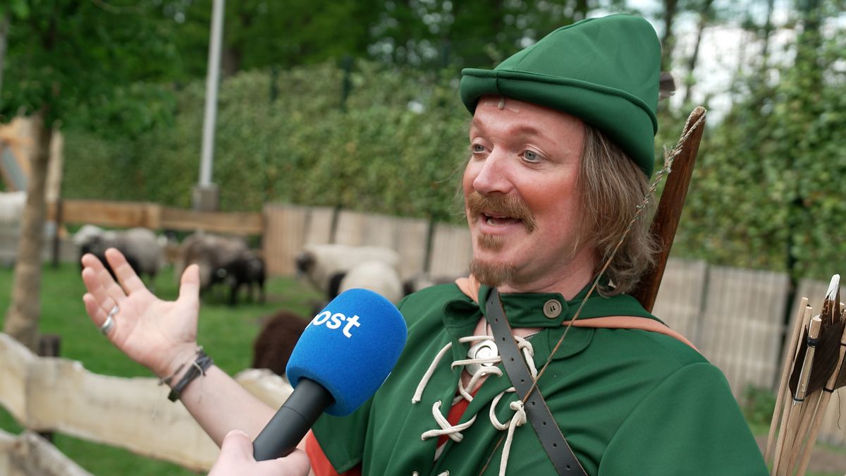 Robin Hood galoppeert Hertme binnen: 