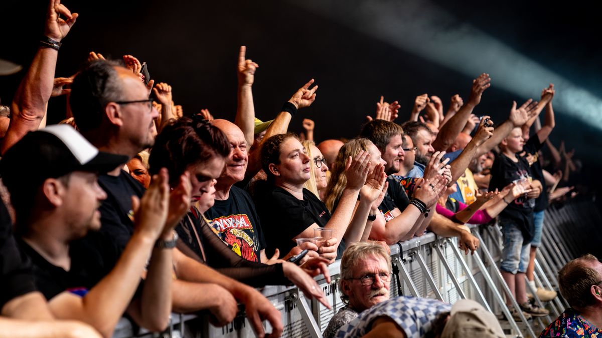 In beeld: Høken in de tent bij optreden van Normaal in Pesse