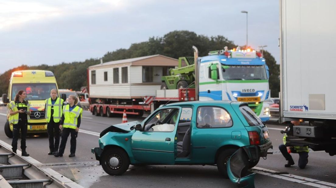 Bij de botsing op de A1 waren twee personenauto's betrokken.