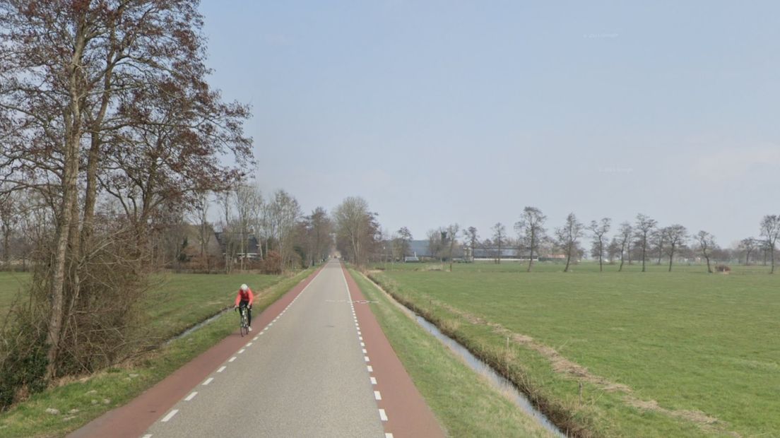 Op de weg tussen Zuidhorn en Leek delen fietsers de weg met ander verkeer