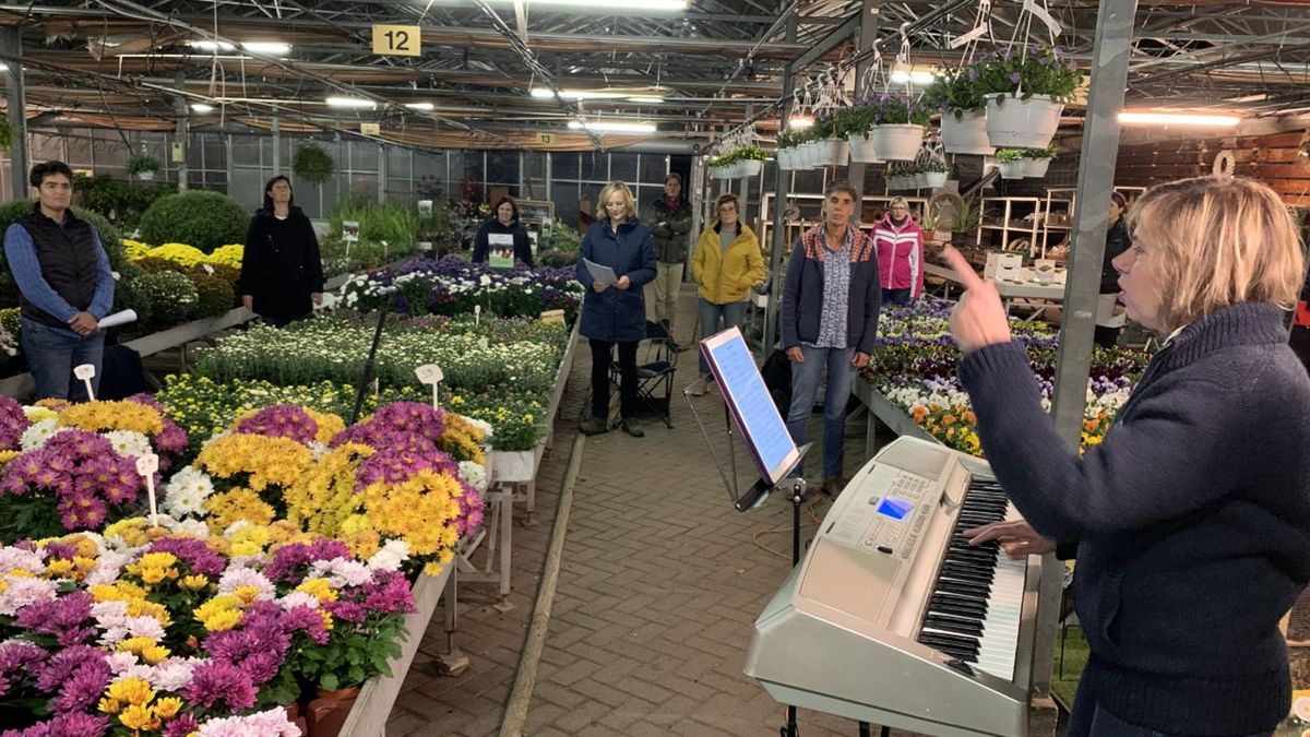 Video: Koor zingt letterlijk achter de geraniums