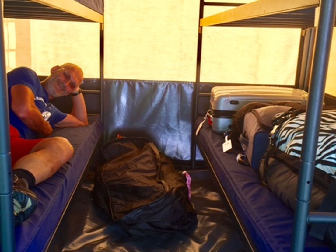 Zo ziet de luxe tent er van binnen uit met stapelbedden en echte matrassen