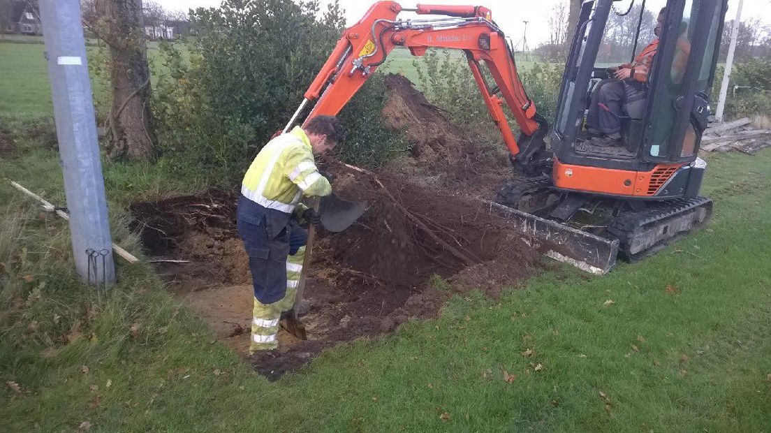 De eerste stapjes voor de aanleg van glasvezel in Roderwolde (Rechten: Frits Emmelkamp / RTV Drenthe)