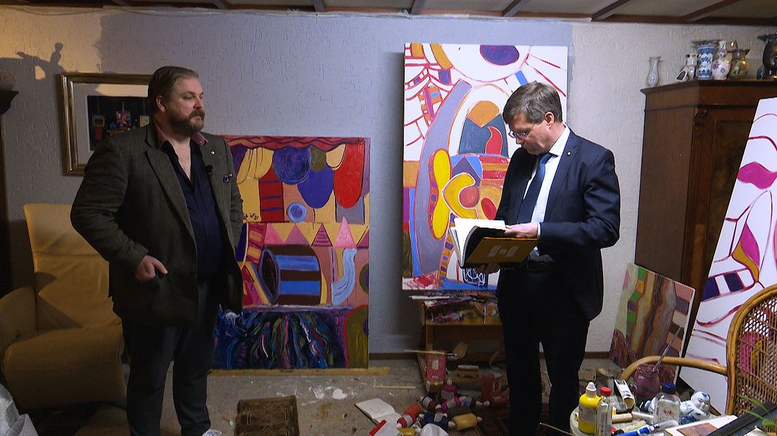 Jan Peter Balkenende bekijkt het kunstboek