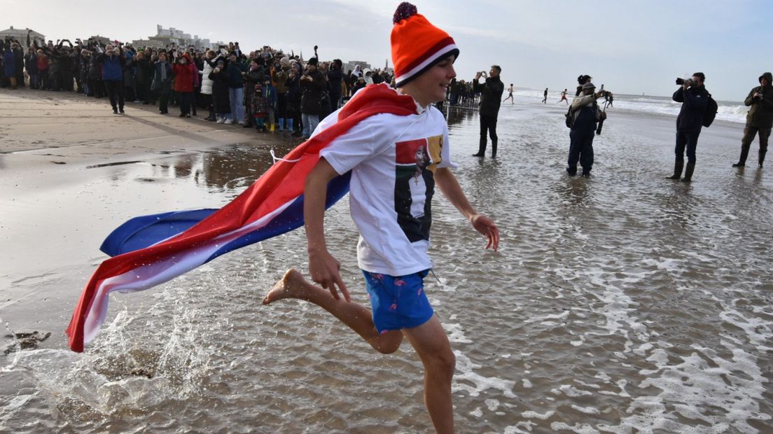 Duizenden mensen starten 2023 met een frisse nieuwjaarsduik