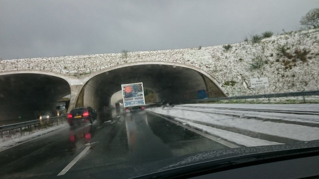 Hagelbuien hebben woensdagmiddag het verkeer op de A1 ontregeld. Weggebruikers hadden er vooral last van tussen Barneveld en Amersfoort.