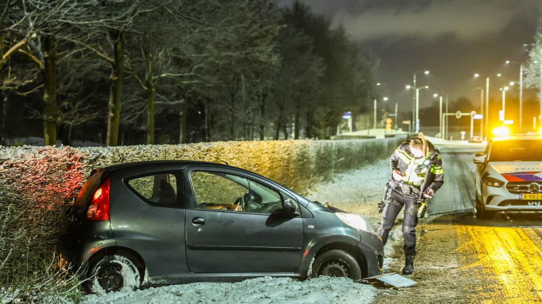 Op de Bunschoterstraat in Hoogland schoof een auto van de weg af