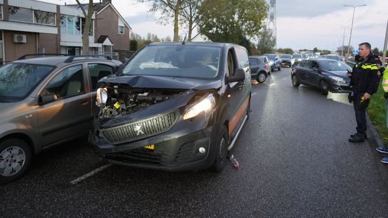 Meerdere auto’s betrokken bij kettingbotsing in Zwolle. Meerdere auto’s betrokken bij kettingbotsing in Zwolle.