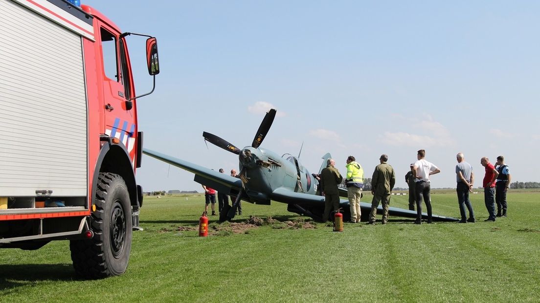 Historisch vliegtuig crasht op vliegveld Midden-Zeeland