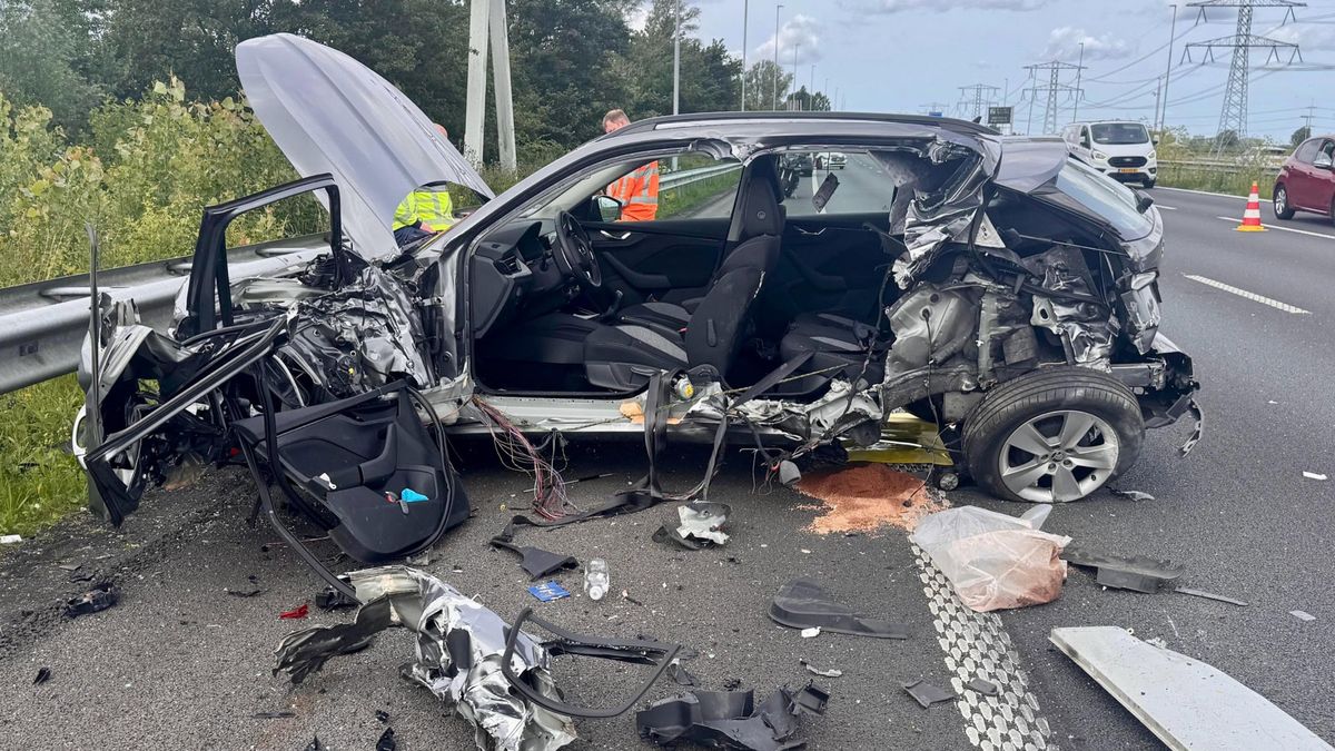 Auto zwaar gehavend door ongeluk, bestuurder komt er goed van af