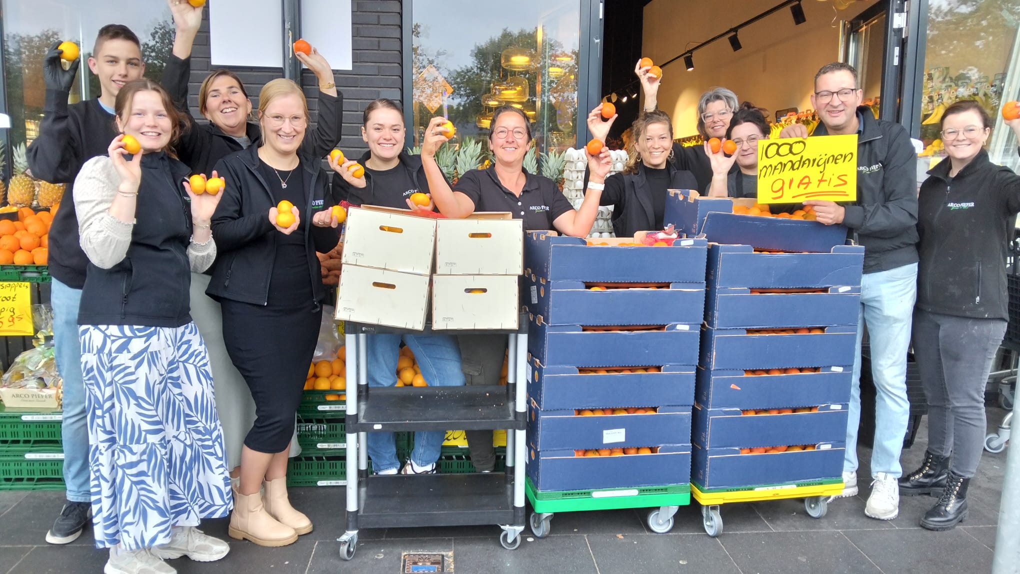 Zeelandbrug eerder open: groenteboer Arco Pieper trakteert op mandarijnen
