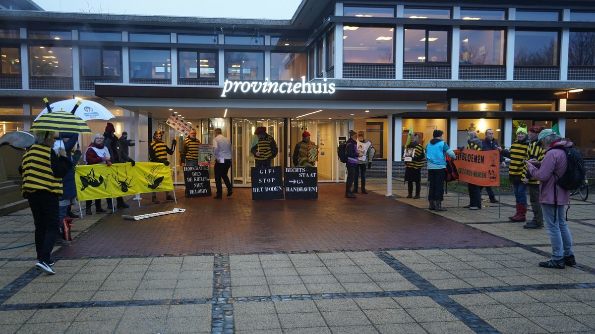 Provinciehuis Assen beplakt met posters van Extinction Rebellion