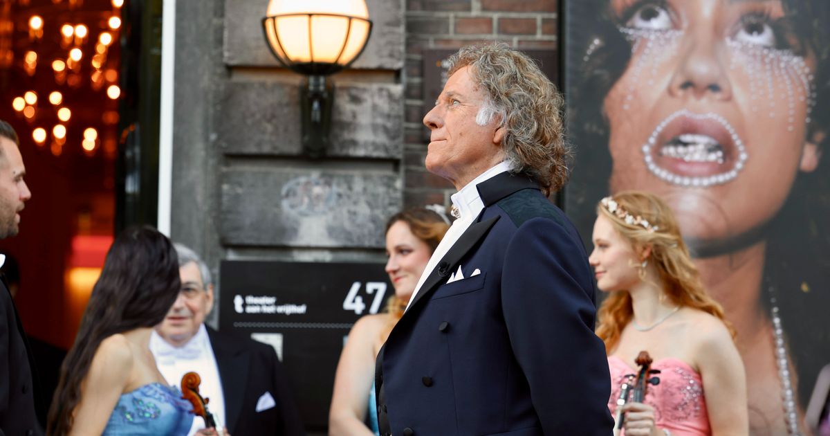 In footage: André Rieu kicks off the live performance sequence at Vrijthof