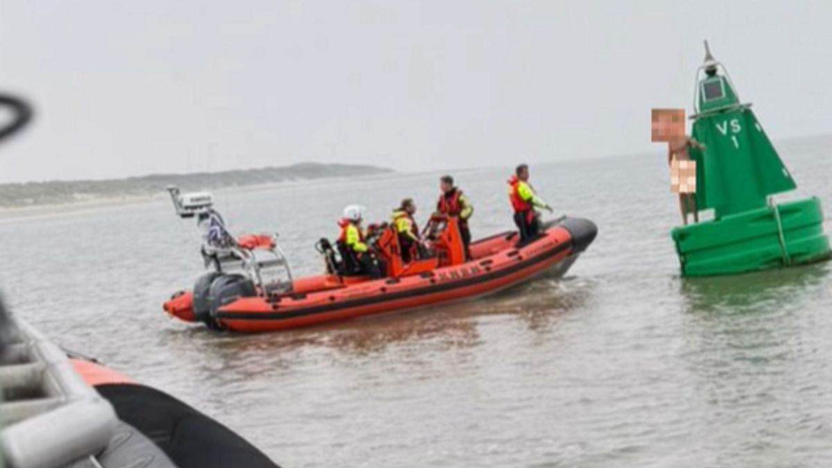 Reddingsdienst KNRM haalt naakte man van boei bij Vlieland